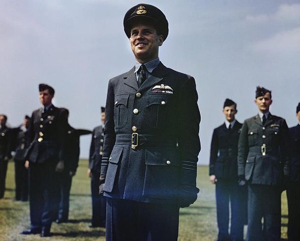 596px-Wing_Commander_Guy_Gibson_VC_during_King_George_VI's_visit_to_No__617_Squadron_(The_Dambusters)_at_RAF_Scampton,_27_May_1943__TR1002.jpg