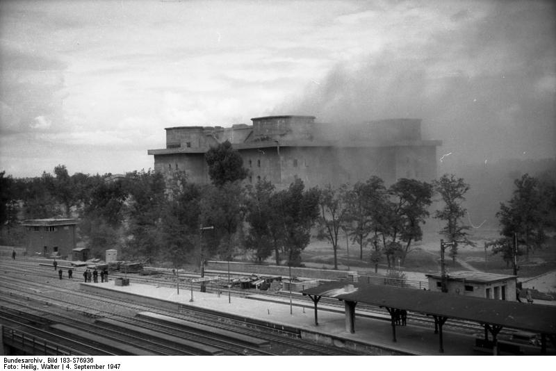 Zoo-Bunker, Sprengung 04.09.1947.jpg